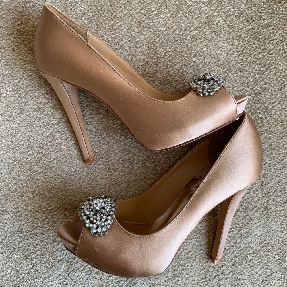 Badgley Mischka Nude Satin Peep toe Heels Size 6
